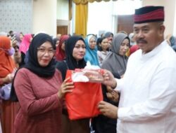 Jelang Hari Raya Idul Fitri 1445 Hijriah tahun 2024, Bupati Kabupaten Kukar Bagikan Bantuan Bagi Petugas Kebersihan Dan Keluarkan SE Tentang Himbauan Buang Sampah.