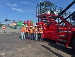 KKT Tambah Side Loader, Percepat Penanganan Petikemas Kosong di Terminal Kariangau.