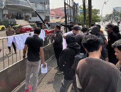 Aksi Jilid III JAMPER Kaltim Bawa Sempel Harga Seragam Dan Tuntut Transparansi Pengadaan Gratispol 2026